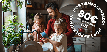 padre con 2 niños en cocina secando platos con oferta de 80€ por contratar one luz