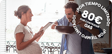 mujer embarazada con hombre en cocina. Oferta de 80€ por contratar one gas